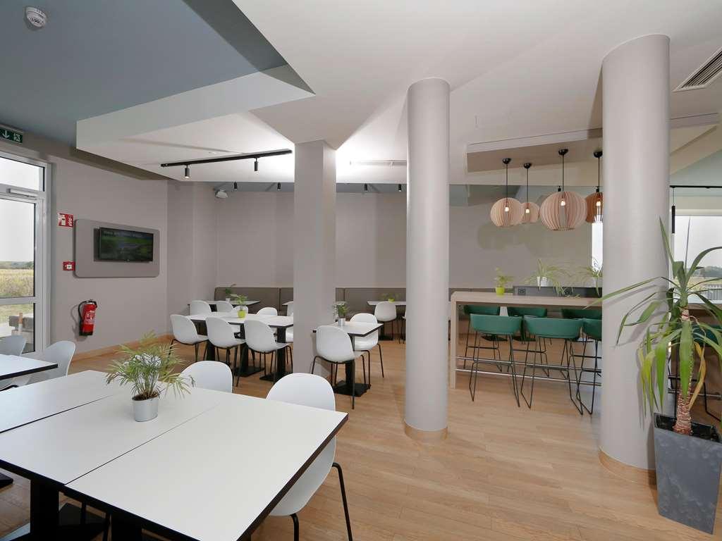 B&B Hotel Berlin-Airport Restaurant photo